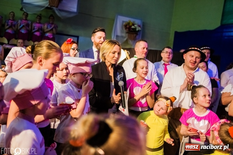 Zdjęcie w galerii na portalu naszraciborz.pl: Jubileusz 30-lecia zespołu tanecznego Uśmiech z udziałem Ani Wyszkoni  wiadomości z regionu