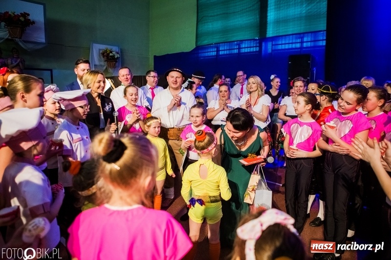 Zdjęcie w galerii na portalu naszraciborz.pl: Jubileusz 30-lecia zespołu tanecznego Uśmiech z udziałem Ani Wyszkoni  wiadomości z regionu