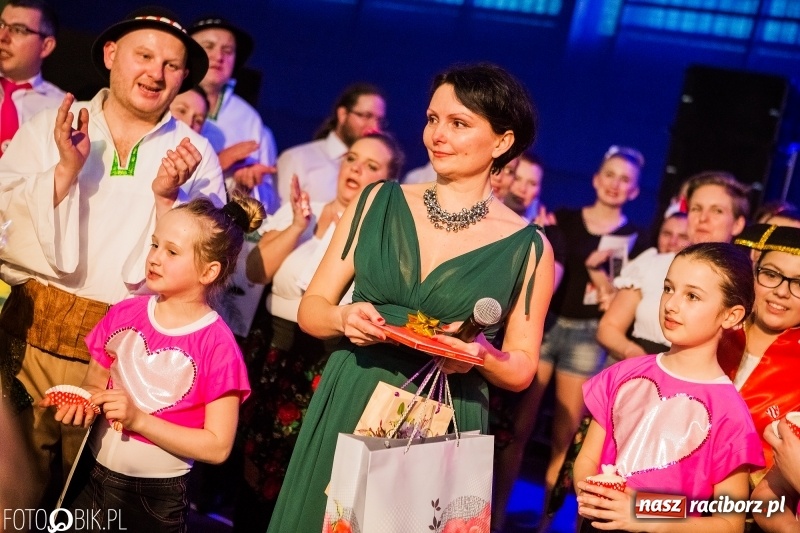 Zdjęcie w galerii na portalu naszraciborz.pl: Jubileusz 30-lecia zespołu tanecznego Uśmiech z udziałem Ani Wyszkoni  wiadomości z regionu