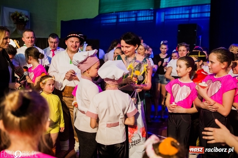 Zdjęcie w galerii na portalu naszraciborz.pl: Jubileusz 30-lecia zespołu tanecznego Uśmiech z udziałem Ani Wyszkoni  wiadomości z regionu