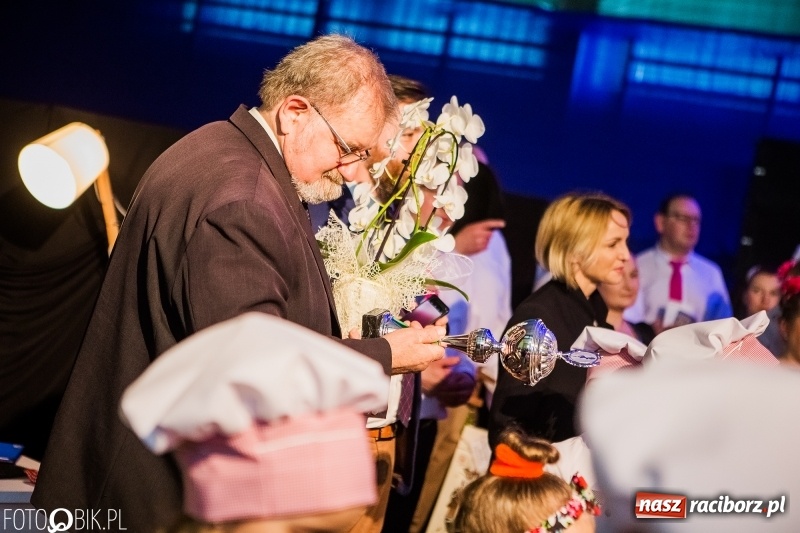 Zdjęcie w galerii na portalu naszraciborz.pl: Jubileusz 30-lecia zespołu tanecznego Uśmiech z udziałem Ani Wyszkoni  wiadomości z regionu