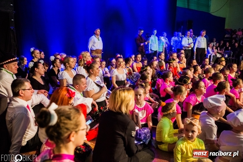 Zdjęcie w galerii na portalu naszraciborz.pl: Jubileusz 30-lecia zespołu tanecznego Uśmiech z udziałem Ani Wyszkoni  wiadomości z regionu