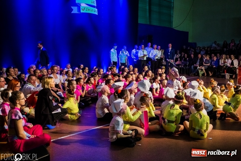 Zdjęcie w galerii na portalu naszraciborz.pl: Jubileusz 30-lecia zespołu tanecznego Uśmiech z udziałem Ani Wyszkoni  wiadomości z regionu