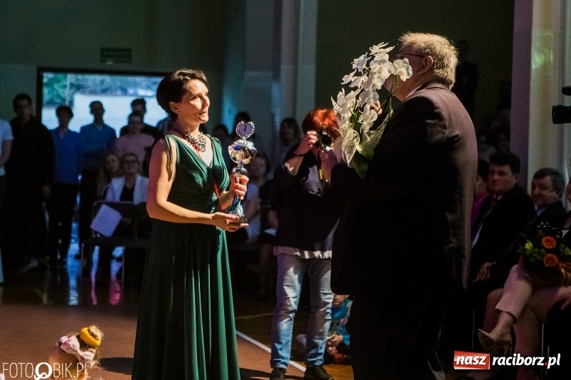 Zdjęcie w galerii na portalu naszraciborz.pl: Jubileusz 30-lecia zespołu tanecznego Uśmiech z udziałem Ani Wyszkoni  wiadomości z regionu