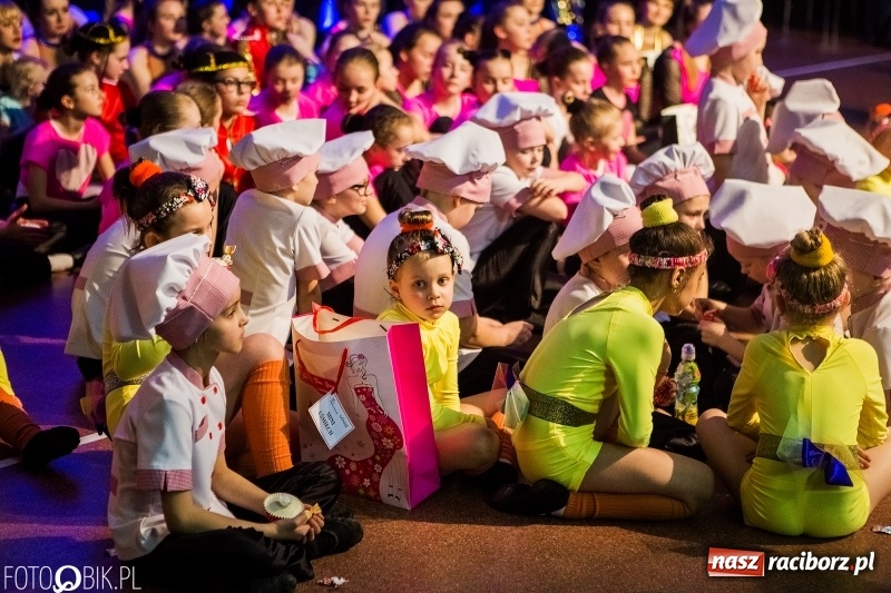 Zdjęcie w galerii na portalu naszraciborz.pl: Jubileusz 30-lecia zespołu tanecznego Uśmiech z udziałem Ani Wyszkoni  wiadomości z regionu