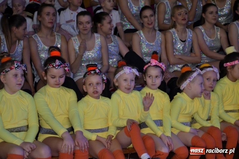 Zdjęcie w galerii na portalu naszraciborz.pl: Jubileusz 30-lecia zespołu tanecznego Uśmiech z udziałem Ani Wyszkoni  wiadomości z regionu