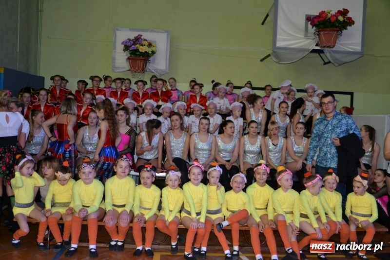 Zdjęcie w galerii na portalu naszraciborz.pl: Jubileusz 30-lecia zespołu tanecznego Uśmiech z udziałem Ani Wyszkoni  wiadomości z regionu