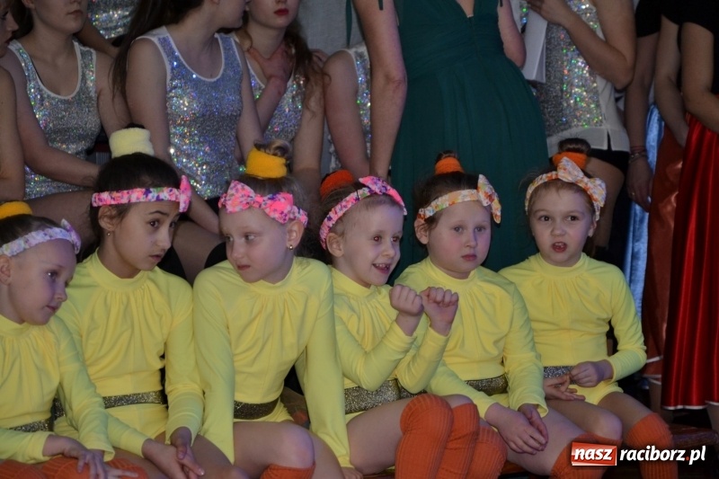 Zdjęcie w galerii na portalu naszraciborz.pl: Jubileusz 30-lecia zespołu tanecznego Uśmiech z udziałem Ani Wyszkoni  wiadomości z regionu