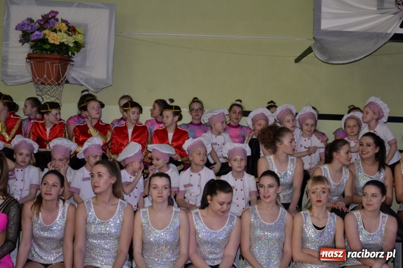 Zdjęcie w galerii na portalu naszraciborz.pl: Jubileusz 30-lecia zespołu tanecznego Uśmiech z udziałem Ani Wyszkoni  wiadomości z regionu