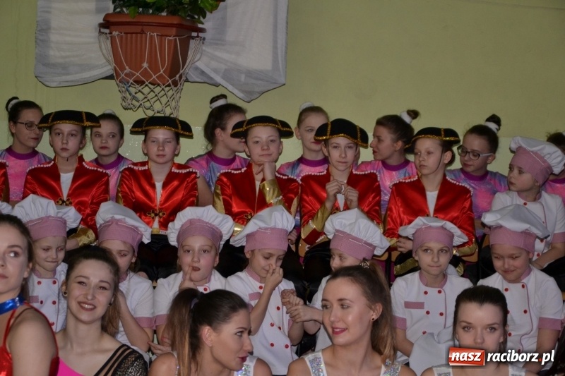 Zdjęcie w galerii na portalu naszraciborz.pl: Jubileusz 30-lecia zespołu tanecznego Uśmiech z udziałem Ani Wyszkoni  wiadomości z regionu