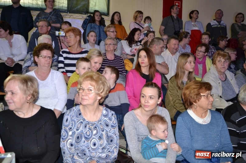 Zdjęcie w galerii na portalu naszraciborz.pl: Jubileusz 30-lecia zespołu tanecznego Uśmiech z udziałem Ani Wyszkoni  wiadomości z regionu