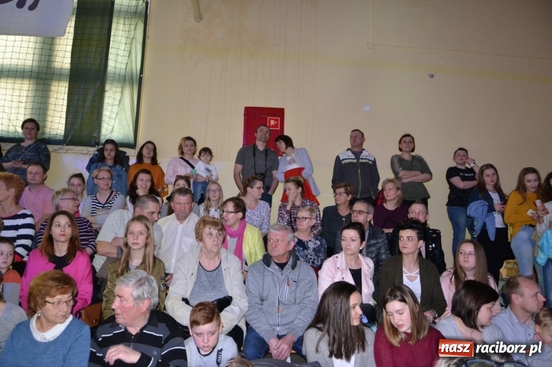 Zdjęcie w galerii na portalu naszraciborz.pl: Jubileusz 30-lecia zespołu tanecznego Uśmiech z udziałem Ani Wyszkoni  wiadomości z regionu