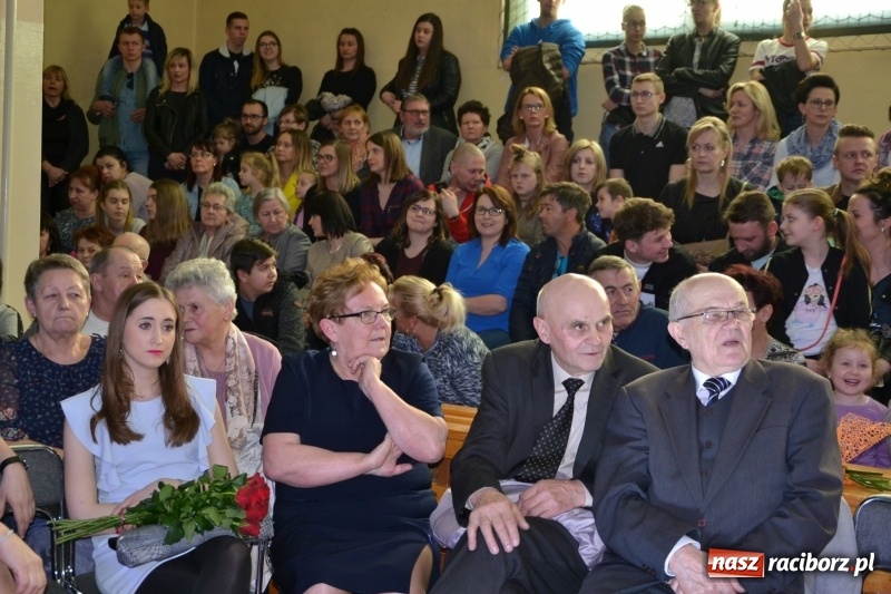 Zdjęcie w galerii na portalu naszraciborz.pl: Jubileusz 30-lecia zespołu tanecznego Uśmiech z udziałem Ani Wyszkoni  wiadomości z regionu