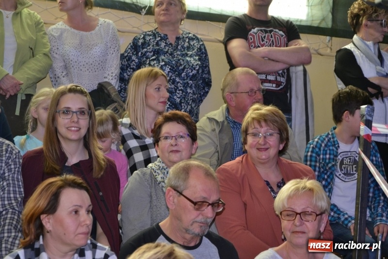 Zdjęcie w galerii na portalu naszraciborz.pl: Jubileusz 30-lecia zespołu tanecznego Uśmiech z udziałem Ani Wyszkoni  wiadomości z regionu