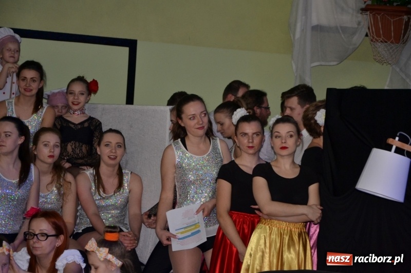 Zdjęcie w galerii na portalu naszraciborz.pl: Jubileusz 30-lecia zespołu tanecznego Uśmiech z udziałem Ani Wyszkoni  wiadomości z regionu
