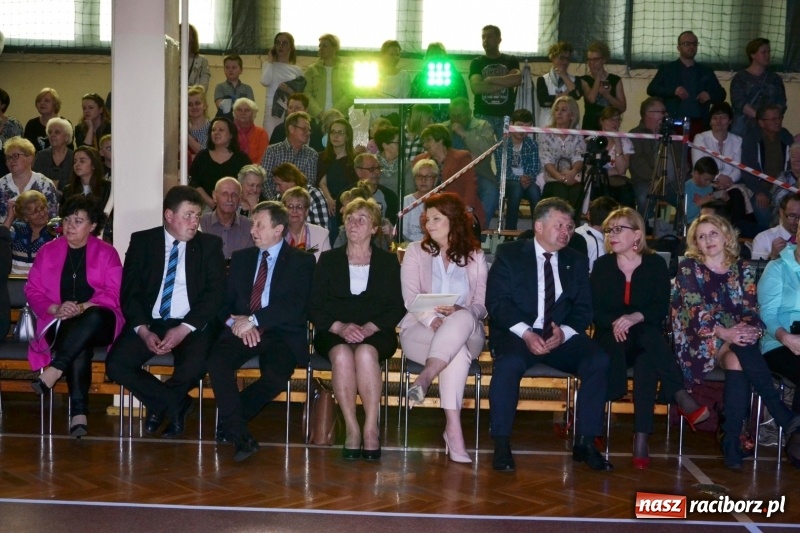 Zdjęcie w galerii na portalu naszraciborz.pl: Jubileusz 30-lecia zespołu tanecznego Uśmiech z udziałem Ani Wyszkoni  wiadomości z regionu