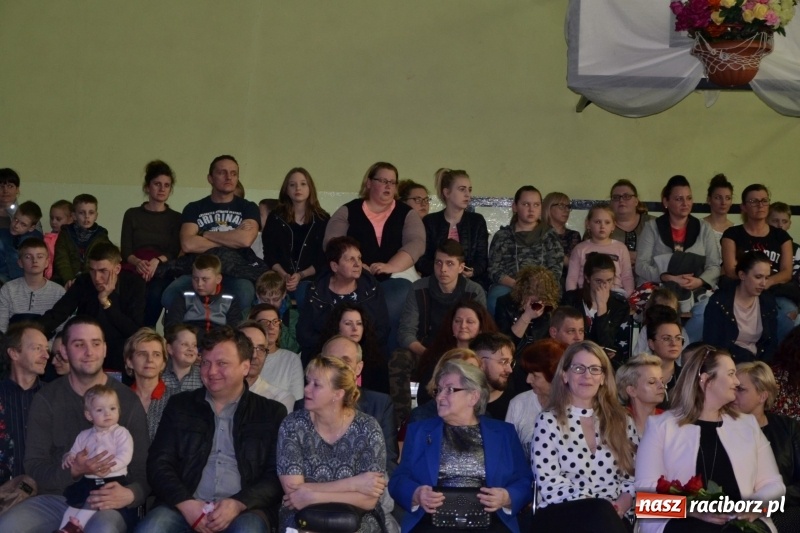Zdjęcie w galerii na portalu naszraciborz.pl: Jubileusz 30-lecia zespołu tanecznego Uśmiech z udziałem Ani Wyszkoni  wiadomości z regionu