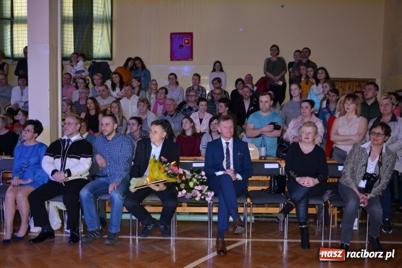 Zdjęcie w galerii na portalu naszraciborz.pl: Jubileusz 30-lecia zespołu tanecznego Uśmiech z udziałem Ani Wyszkoni  wiadomości z regionu