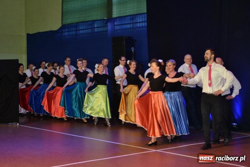 Zdjęcie w galerii na portalu naszraciborz.pl: Jubileusz 30-lecia zespołu tanecznego Uśmiech z udziałem Ani Wyszkoni  wiadomości z regionu