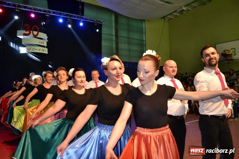 Zdjęcie w galerii na portalu naszraciborz.pl: Jubileusz 30-lecia zespołu tanecznego Uśmiech z udziałem Ani Wyszkoni  wiadomości z regionu
