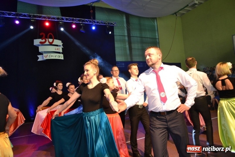 Zdjęcie w galerii na portalu naszraciborz.pl: Jubileusz 30-lecia zespołu tanecznego Uśmiech z udziałem Ani Wyszkoni  wiadomości z regionu