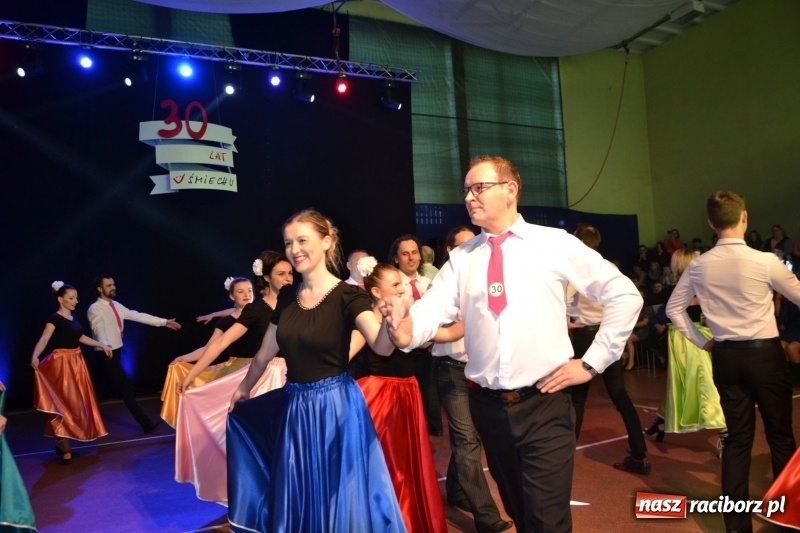 Zdjęcie w galerii na portalu naszraciborz.pl: Jubileusz 30-lecia zespołu tanecznego Uśmiech z udziałem Ani Wyszkoni  wiadomości z regionu