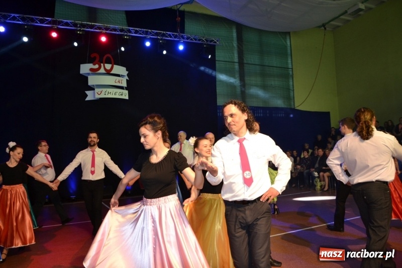Zdjęcie w galerii na portalu naszraciborz.pl: Jubileusz 30-lecia zespołu tanecznego Uśmiech z udziałem Ani Wyszkoni  wiadomości z regionu