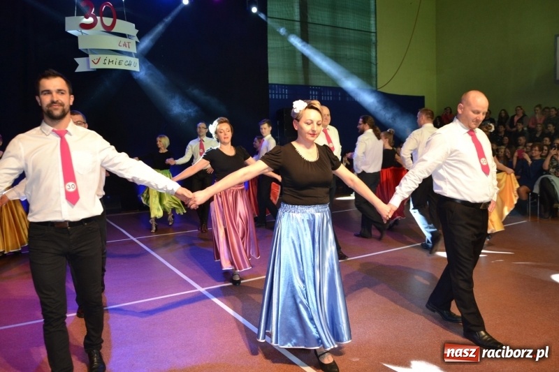 Zdjęcie w galerii na portalu naszraciborz.pl: Jubileusz 30-lecia zespołu tanecznego Uśmiech z udziałem Ani Wyszkoni  wiadomości z regionu
