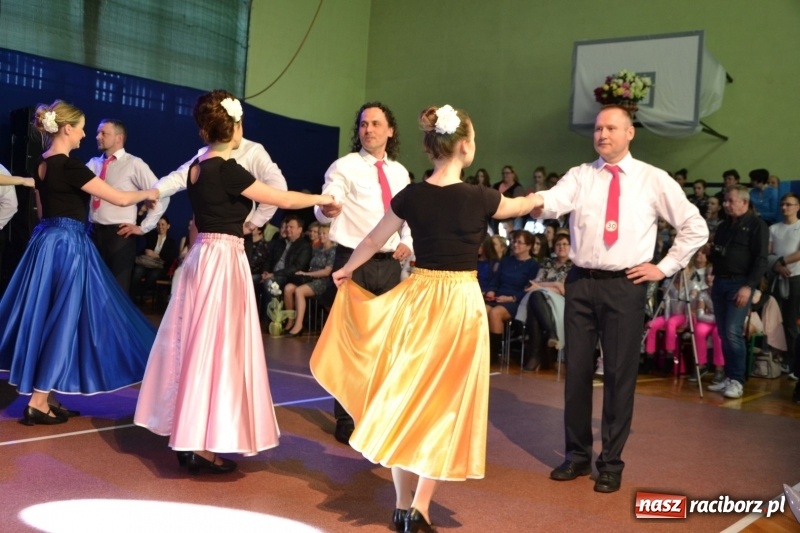 Zdjęcie w galerii na portalu naszraciborz.pl: Jubileusz 30-lecia zespołu tanecznego Uśmiech z udziałem Ani Wyszkoni  wiadomości z regionu