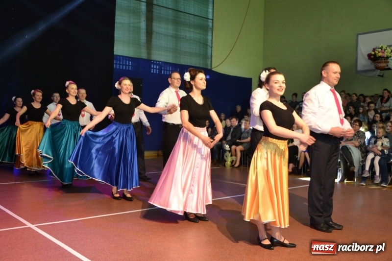 Zdjęcie w galerii na portalu naszraciborz.pl: Jubileusz 30-lecia zespołu tanecznego Uśmiech z udziałem Ani Wyszkoni  wiadomości z regionu