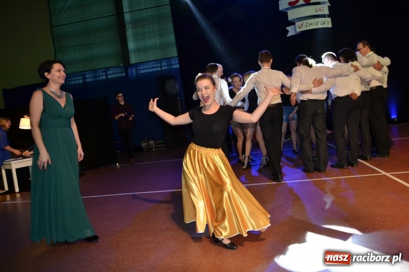 Zdjęcie w galerii na portalu naszraciborz.pl: Jubileusz 30-lecia zespołu tanecznego Uśmiech z udziałem Ani Wyszkoni  wiadomości z regionu