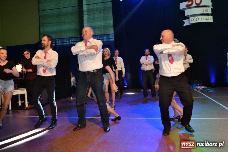 Zdjęcie w galerii na portalu naszraciborz.pl: Jubileusz 30-lecia zespołu tanecznego Uśmiech z udziałem Ani Wyszkoni  wiadomości z regionu