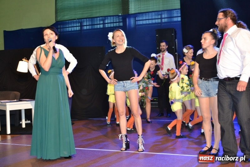 Zdjęcie w galerii na portalu naszraciborz.pl: Jubileusz 30-lecia zespołu tanecznego Uśmiech z udziałem Ani Wyszkoni  wiadomości z regionu