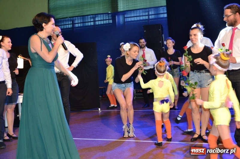 Zdjęcie w galerii na portalu naszraciborz.pl: Jubileusz 30-lecia zespołu tanecznego Uśmiech z udziałem Ani Wyszkoni  wiadomości z regionu