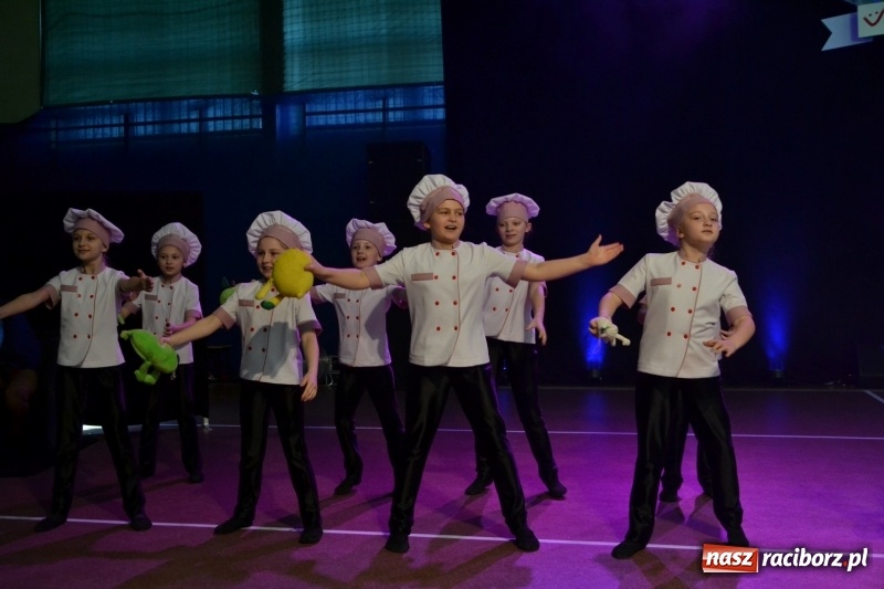 Zdjęcie w galerii na portalu naszraciborz.pl: Jubileusz 30-lecia zespołu tanecznego Uśmiech z udziałem Ani Wyszkoni  wiadomości z regionu