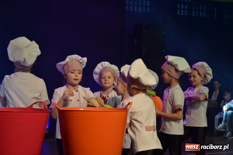 Zdjęcie w galerii na portalu naszraciborz.pl: Jubileusz 30-lecia zespołu tanecznego Uśmiech z udziałem Ani Wyszkoni  wiadomości z regionu