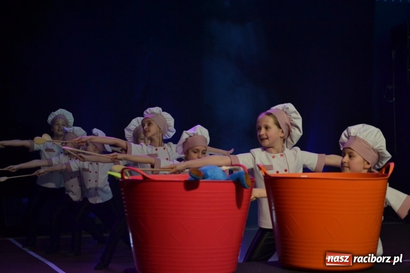 Zdjęcie w galerii na portalu naszraciborz.pl: Jubileusz 30-lecia zespołu tanecznego Uśmiech z udziałem Ani Wyszkoni  wiadomości z regionu