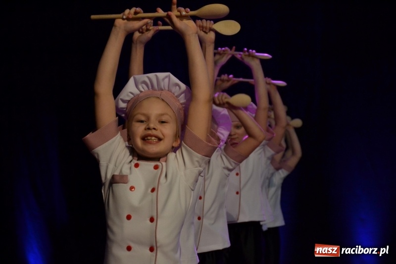 Zdjęcie w galerii na portalu naszraciborz.pl: Jubileusz 30-lecia zespołu tanecznego Uśmiech z udziałem Ani Wyszkoni  wiadomości z regionu