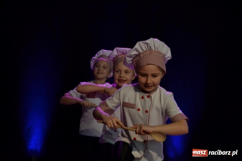 Zdjęcie w galerii na portalu naszraciborz.pl: Jubileusz 30-lecia zespołu tanecznego Uśmiech z udziałem Ani Wyszkoni  wiadomości z regionu