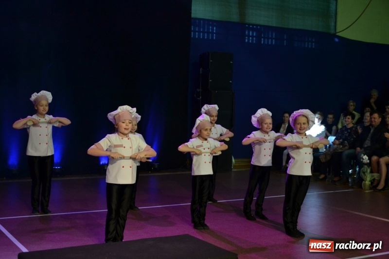 Zdjęcie w galerii na portalu naszraciborz.pl: Jubileusz 30-lecia zespołu tanecznego Uśmiech z udziałem Ani Wyszkoni  wiadomości z regionu
