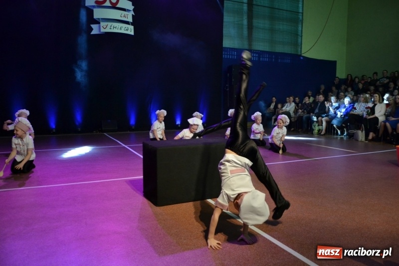 Zdjęcie w galerii na portalu naszraciborz.pl: Jubileusz 30-lecia zespołu tanecznego Uśmiech z udziałem Ani Wyszkoni  wiadomości z regionu