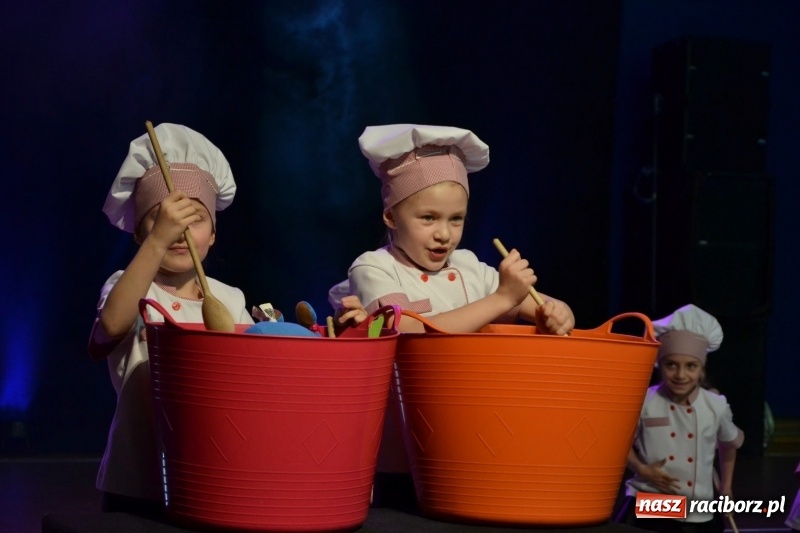 Zdjęcie w galerii na portalu naszraciborz.pl: Jubileusz 30-lecia zespołu tanecznego Uśmiech z udziałem Ani Wyszkoni  wiadomości z regionu