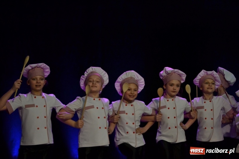 Zdjęcie w galerii na portalu naszraciborz.pl: Jubileusz 30-lecia zespołu tanecznego Uśmiech z udziałem Ani Wyszkoni  wiadomości z regionu