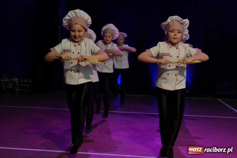 Zdjęcie w galerii na portalu naszraciborz.pl: Jubileusz 30-lecia zespołu tanecznego Uśmiech z udziałem Ani Wyszkoni  wiadomości z regionu