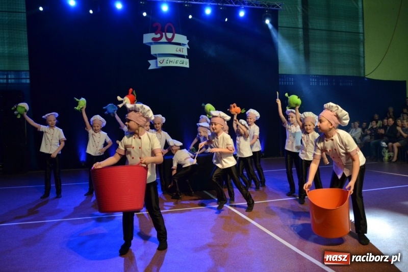 Zdjęcie w galerii na portalu naszraciborz.pl: Jubileusz 30-lecia zespołu tanecznego Uśmiech z udziałem Ani Wyszkoni  wiadomości z regionu