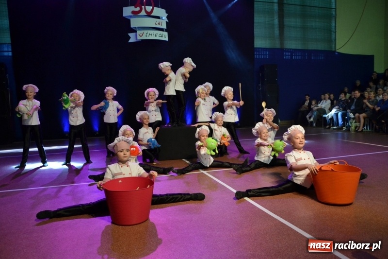 Zdjęcie w galerii na portalu naszraciborz.pl: Jubileusz 30-lecia zespołu tanecznego Uśmiech z udziałem Ani Wyszkoni  wiadomości z regionu