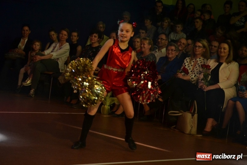 Zdjęcie w galerii na portalu naszraciborz.pl: Jubileusz 30-lecia zespołu tanecznego Uśmiech z udziałem Ani Wyszkoni  wiadomości z regionu