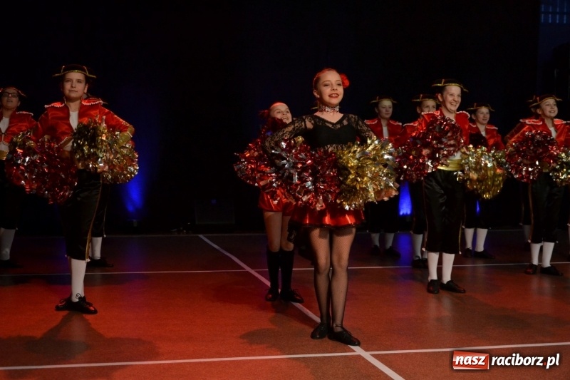 Zdjęcie w galerii na portalu naszraciborz.pl: Jubileusz 30-lecia zespołu tanecznego Uśmiech z udziałem Ani Wyszkoni  wiadomości z regionu