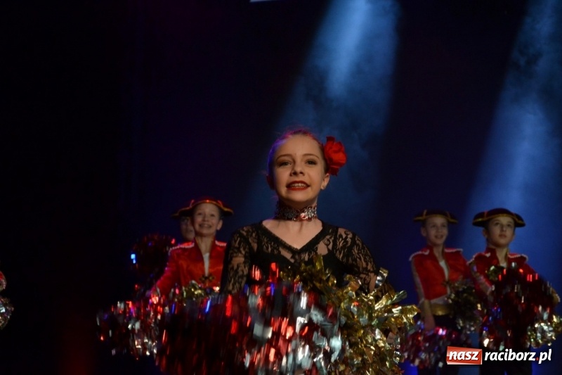 Zdjęcie w galerii na portalu naszraciborz.pl: Jubileusz 30-lecia zespołu tanecznego Uśmiech z udziałem Ani Wyszkoni  wiadomości z regionu