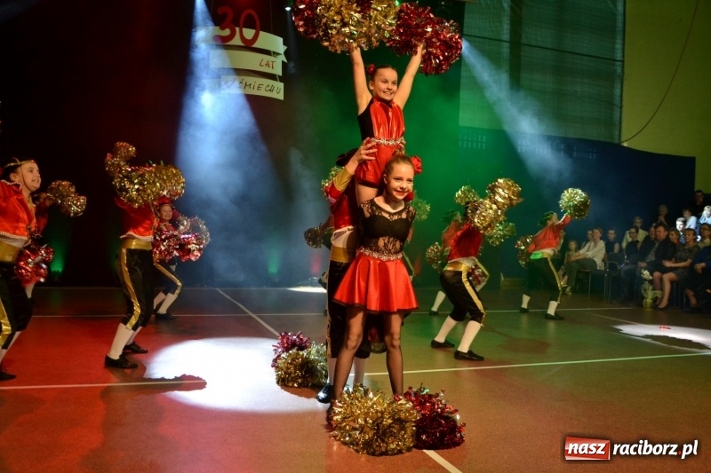 Zdjęcie w galerii na portalu naszraciborz.pl: Jubileusz 30-lecia zespołu tanecznego Uśmiech z udziałem Ani Wyszkoni  wiadomości z regionu